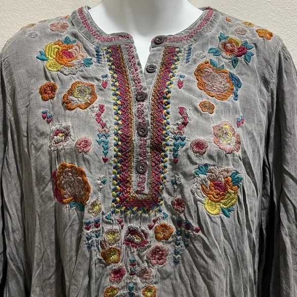 Andree By Unit Shirt Womens SMALL gray Embroidered Floral Boho Flowy Crinkle - Picture 2 of 7